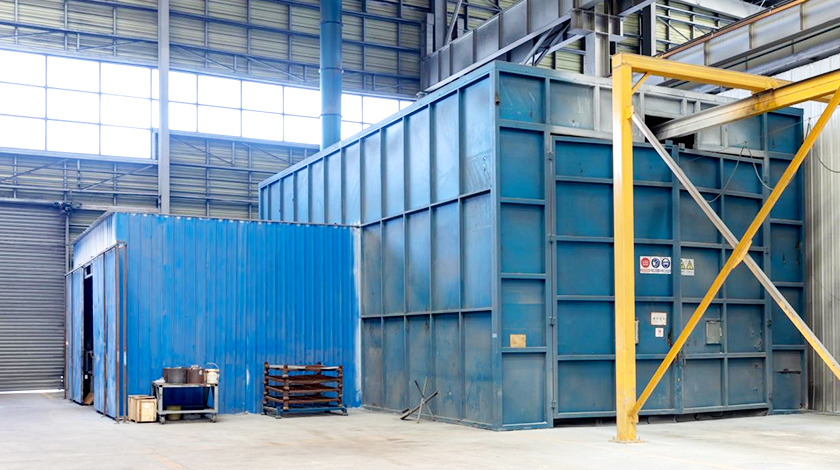 Oficina fechada de pulverização de zinco a quente com sistema de ventilação independente e avançado. Proteção ambiental, profissionalismo e alta qualidade.