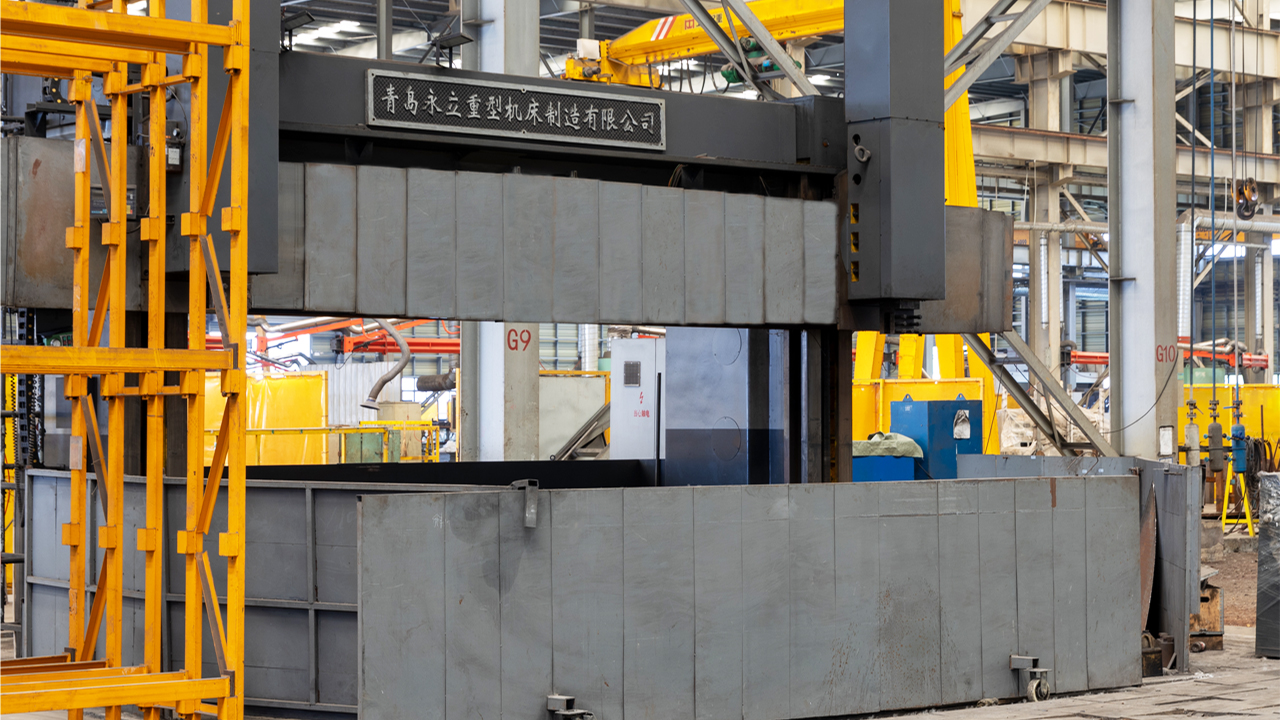 Torno de usinagem especializado para componentes estruturais como discos de travamento de turbinas eólicas, com equipamento profissional.