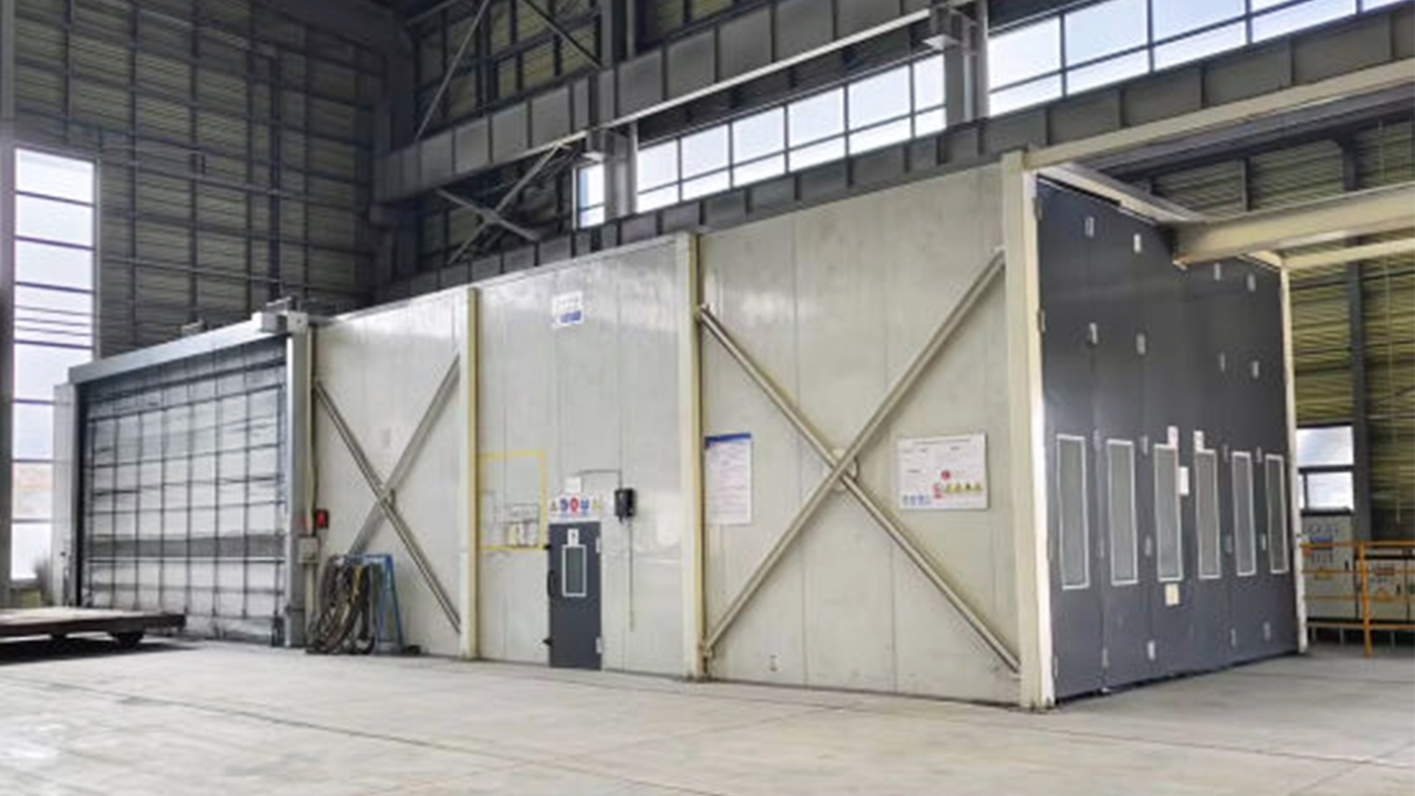 Oficina de pulverização fechada, equipamento de pulverização automatizado, pode secar rapidamente, encurtar o ciclo do processo de pintura, sistema de purificação de ar independente, atende aos requisitos de gestão ambiental.